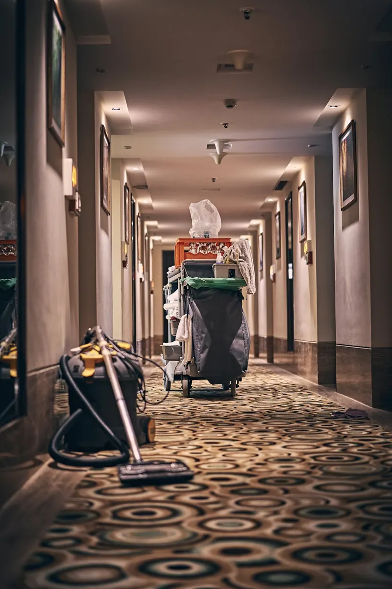 Carrinho de housekeeping num corredor de hotel