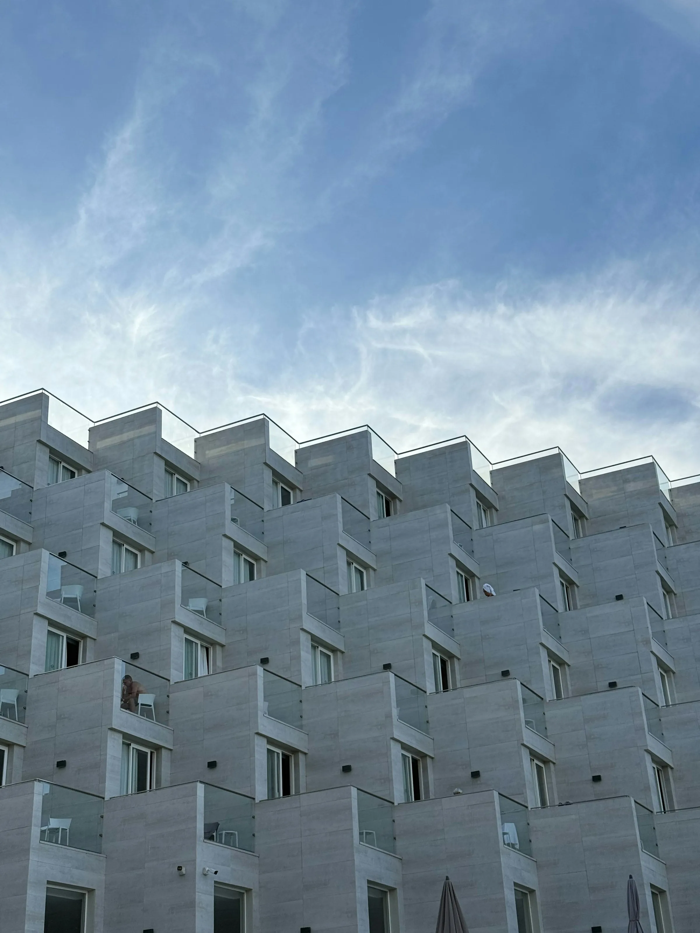 Hotel com varandas de pedra sob um céu aberto