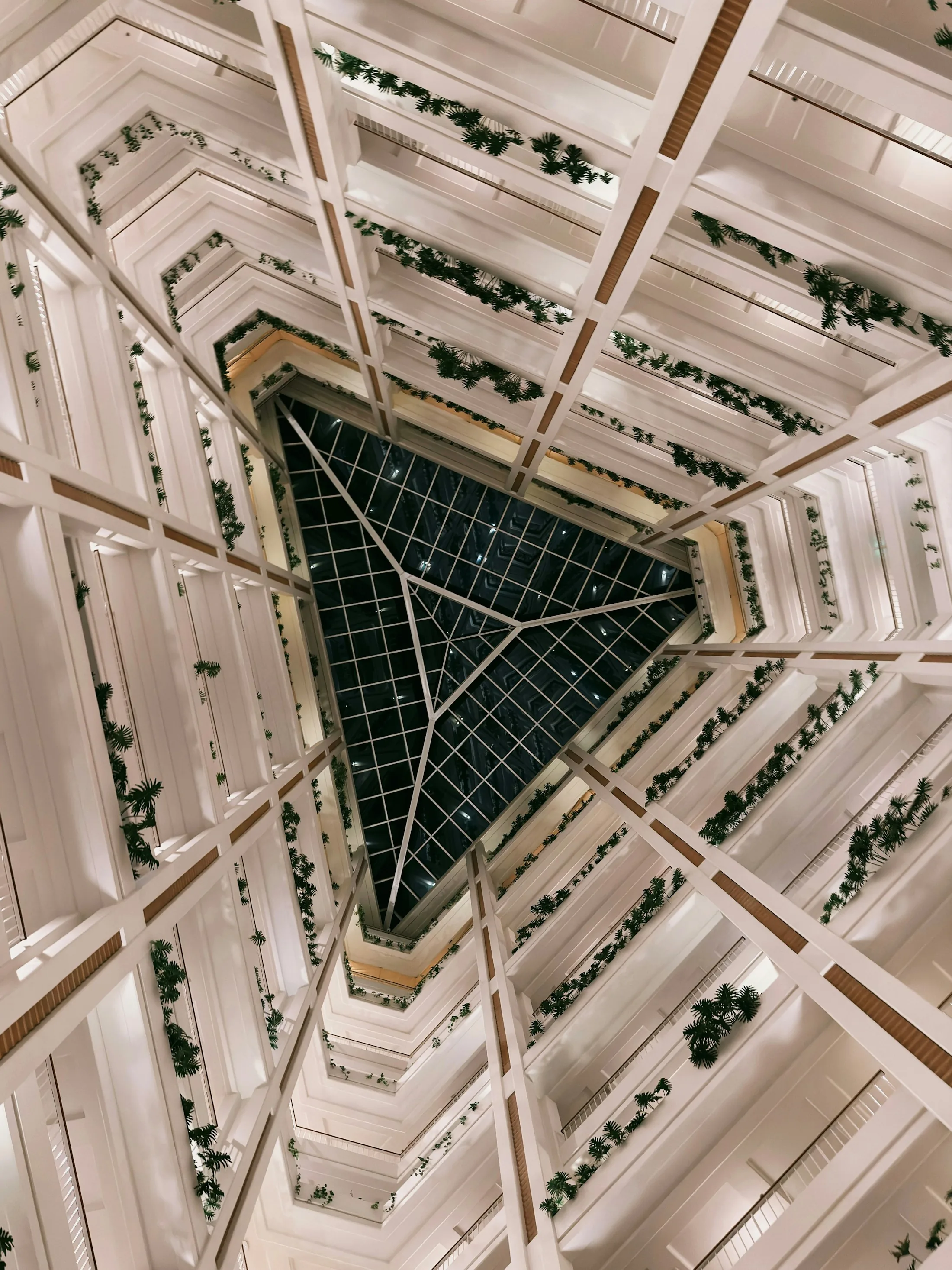 Átrio de hotel com claraboia e plantas interiores